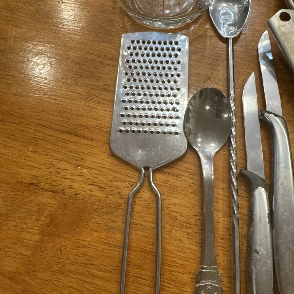 Vintage Kitchen Gadget Lot Measuring Cup Juicers Grater Utensils Tools 8 PCs